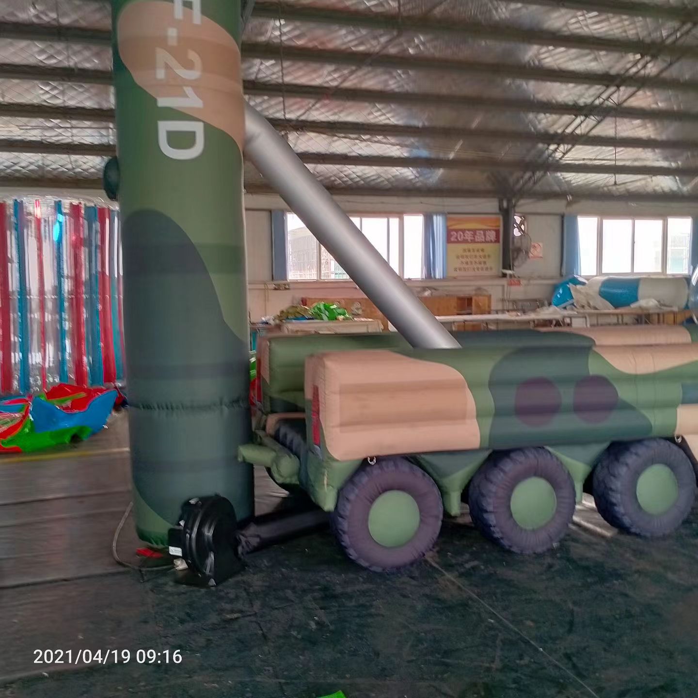 昌宁军事演习中的充气目标车辆：模拟发射车雷达车坦克飞机